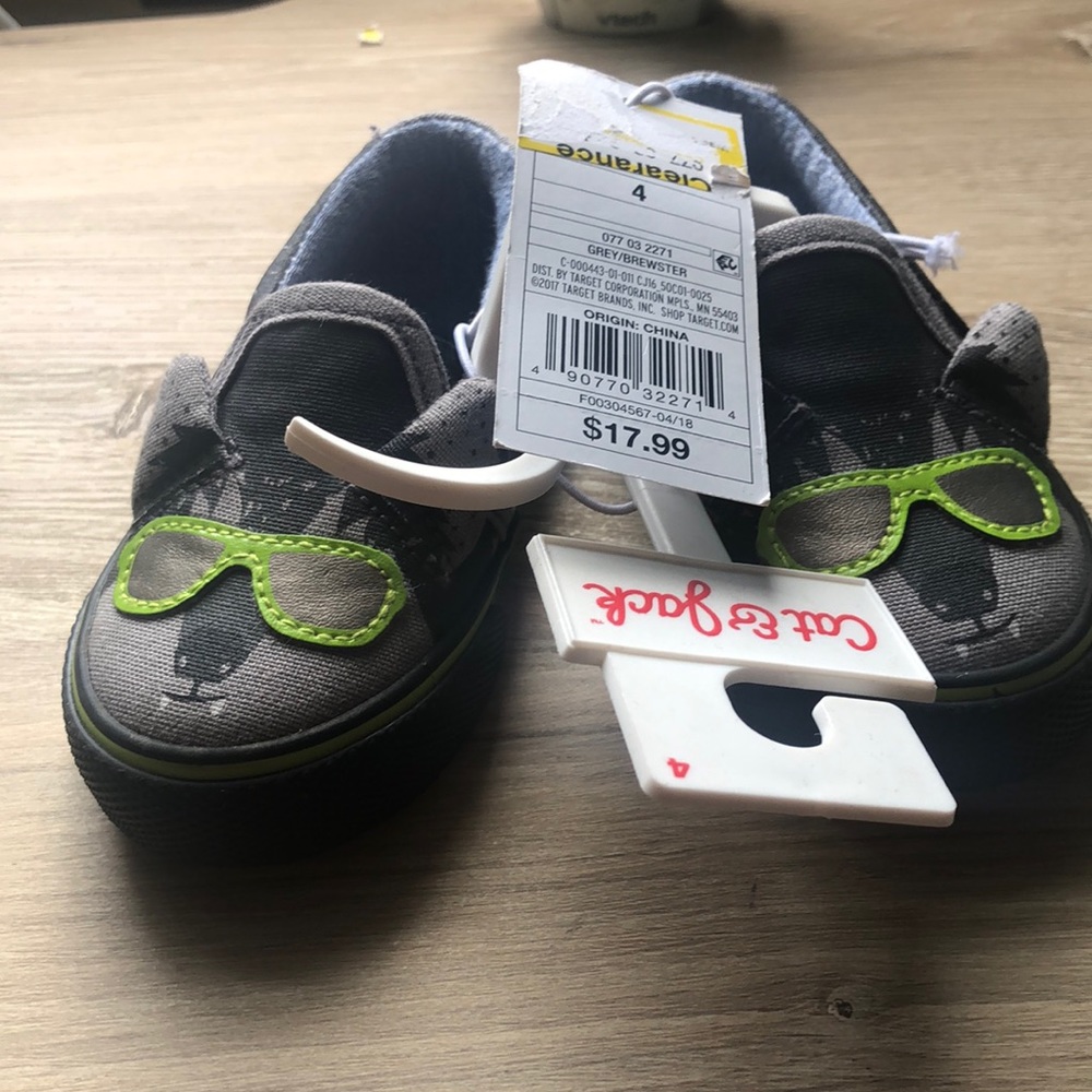 Boys size 4 cat and jack shoes